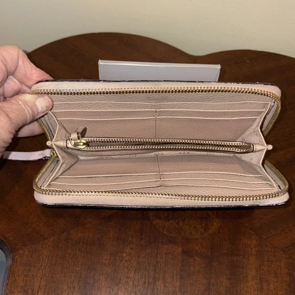 Tory Burch. Long wallet zippy wallet pebbled leather lavender beige interior - Picture 9 of 11